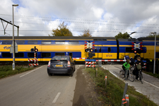 804325 Gezicht op de gesloten spoorwegovergang in de Mereveldseweg in de spoorlijn Utrecht-Arnhem te Utrecht, met een ...
